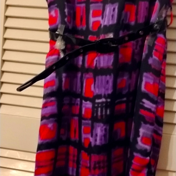 Like New Satin Short Sleeve Pink, Purple, Black printed Knee Length Shift Dress - Picture 2 of 8